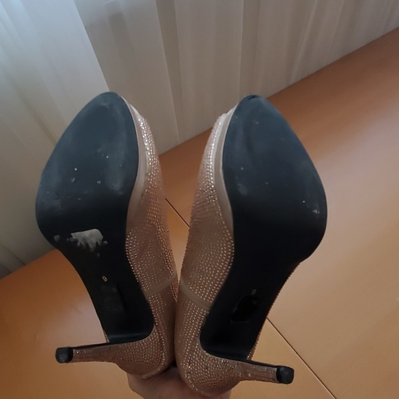 LE Chateau diamond Heels - Picture 3 of 3